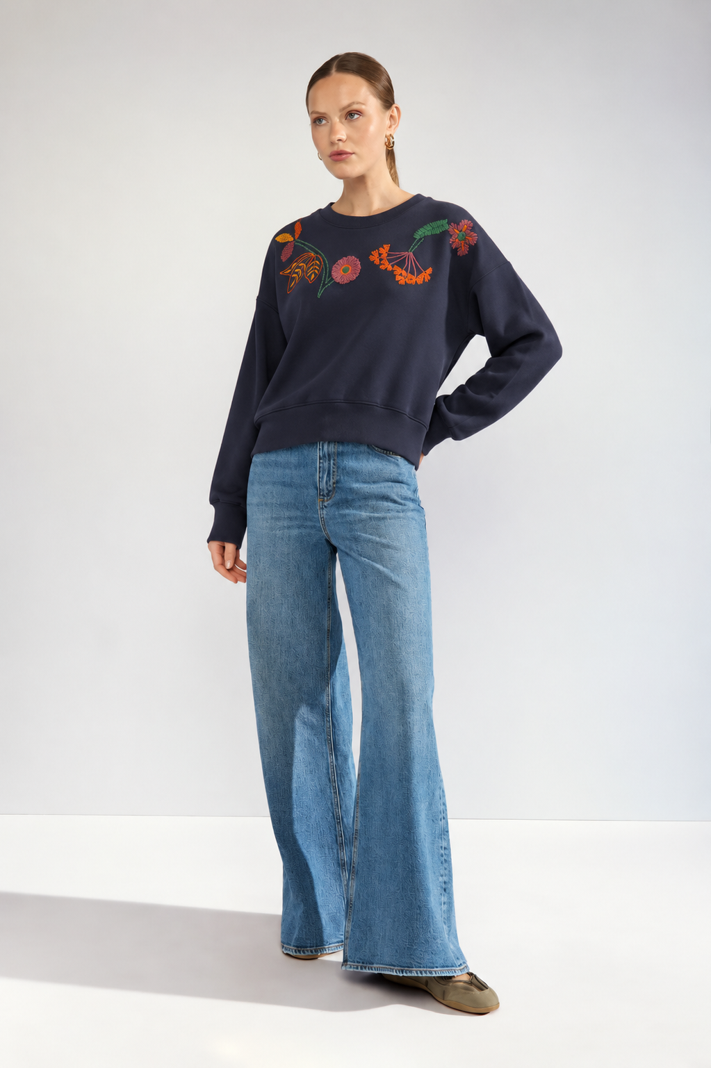 Navy jumper embroidered Flowers