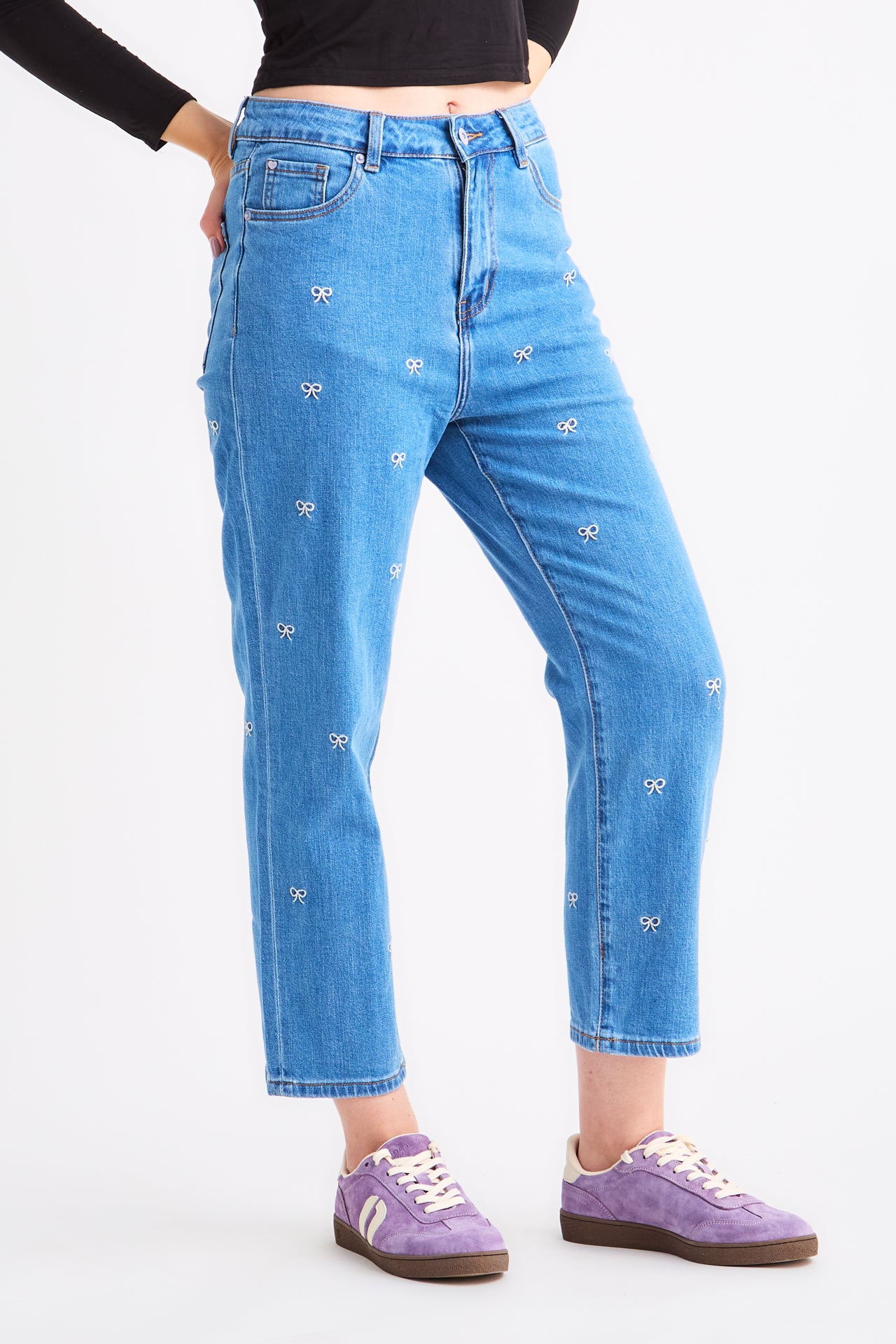 Jeans with embroidered bows