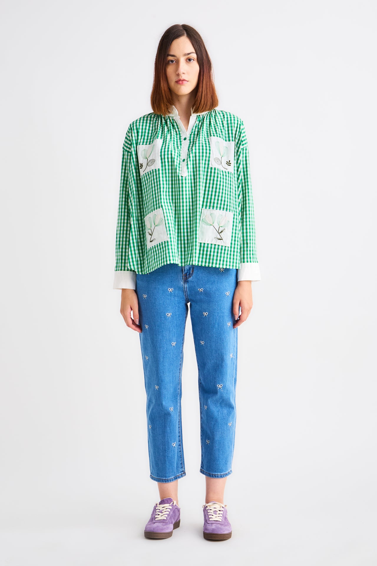 Jeans with embroidered bows