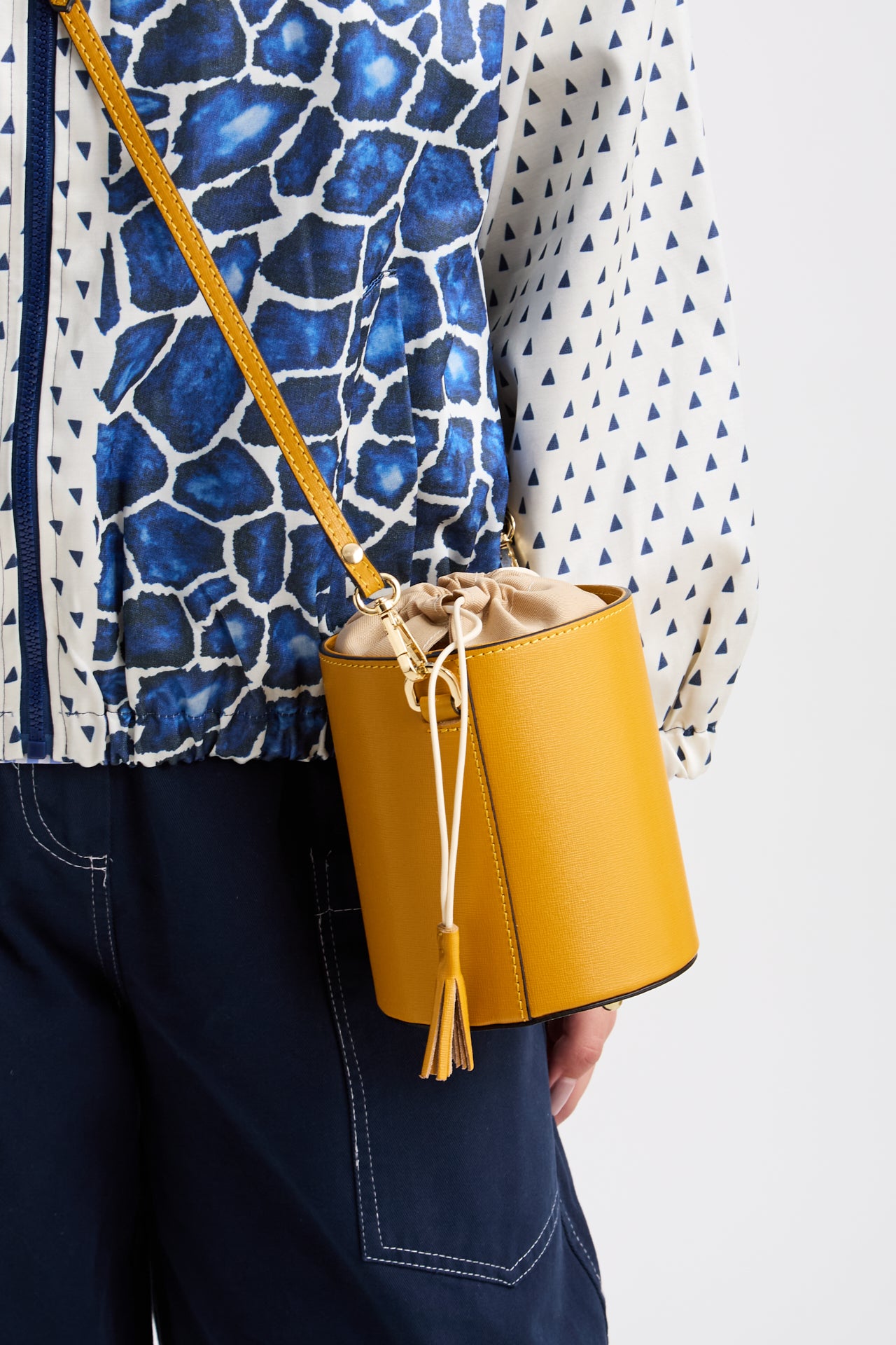 Yellow leather bucket bag - White lining